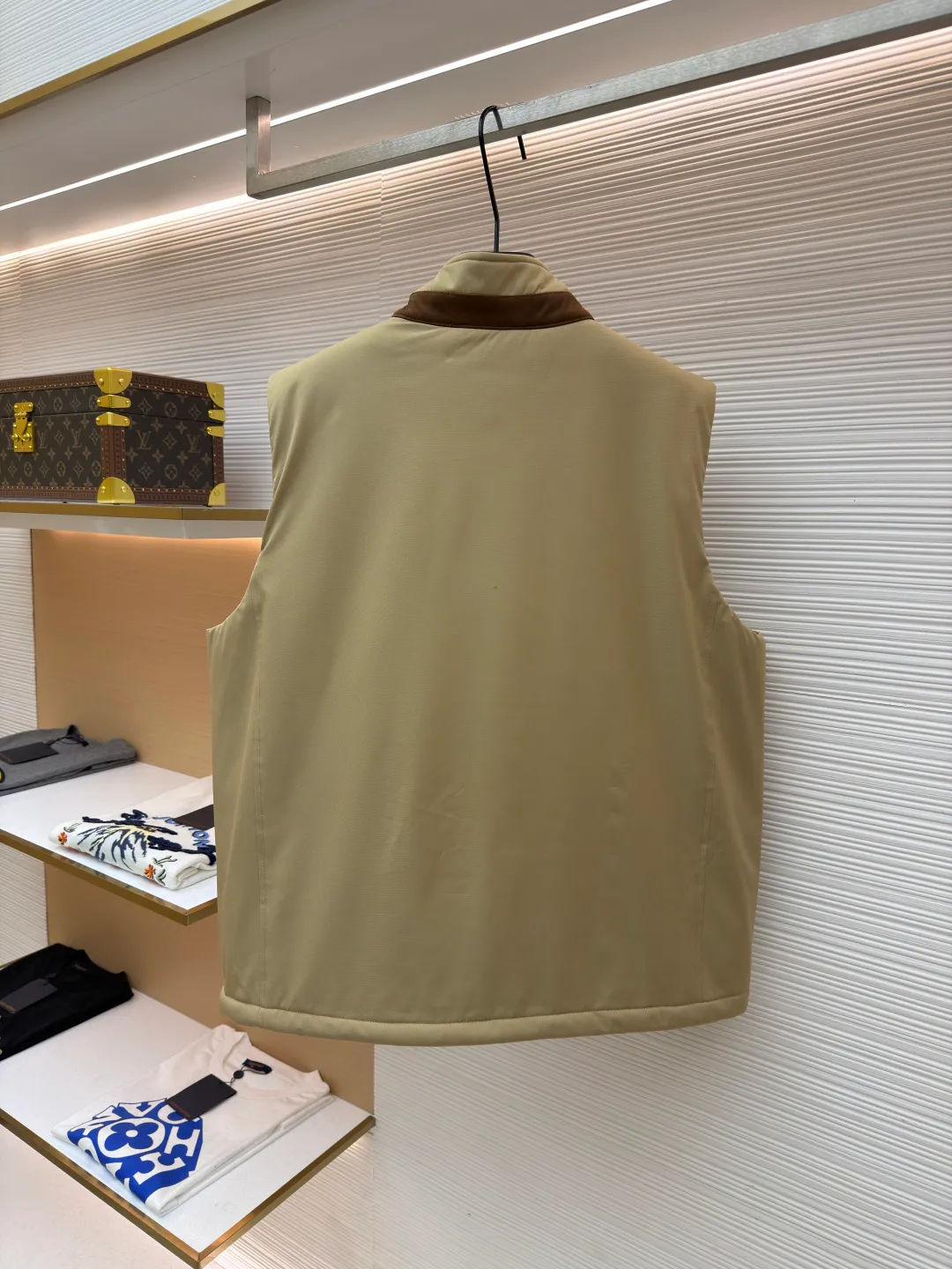 Ralph Lauren Gorham cotton vest ●Original version: Purchased and developed for 4590 ●Item number: 1682478-B50 ●Fabric: nylon fabric ●Technology: splicing production ●Color: khaki ●Version: fitted version ●Weight: about 465 grams ●Size: S-M-L-XL ●Description: Made of high-density nylon. The fabric is not only light and wear-resistant, but also effectively blocks wind and rain from the outside while keeping the inside dry. Made of soft nylon taffeta for a comfortable fit. The various parts of the vest (such as front and back panels, side panels, collar, etc.) are assembled together through precise splicing processes after being cut. When splicing, pay attention to aligning the seams to ensure that the whole piece is smooth and wrinkle-free. For the stitching at the splicing, hidden sewing technology is used to make the stitching less noticeable and improve the aesthetics. At the same time, for parts that are prone to wear and tear, such as collars and cuffs, reinforced splicing or hemming may be used to increase durability. The overall wiring is straight and delicate, the fabric is comfortable and soft, and the color is consistent without color difference. It can be matched with the same style to create a fashionable look and control various occasions. Customized accessories, complete with three standards, same style for men and women!